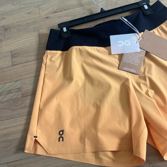 New!! On Running women's 5" shorts - Picture 2 of 7